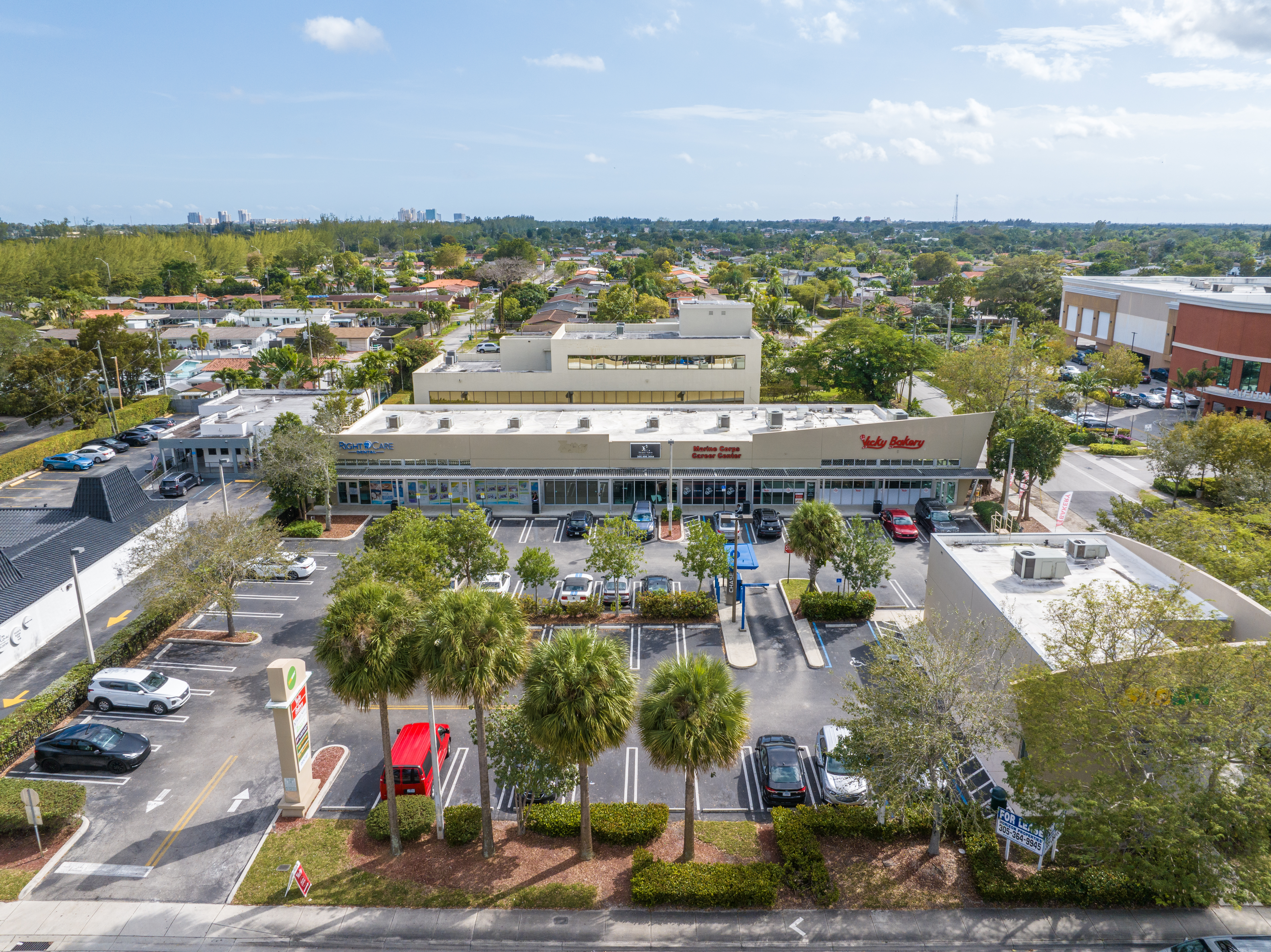 Overview of HTG Chattanooga II Plaza and Parking Lot